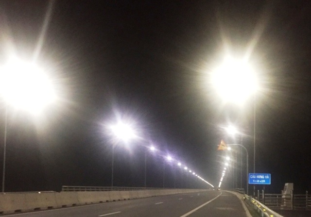 Cây cầu 3.000 tỷ nối 2 tỉnh đêm nào cũng... nửa sáng, nửa tối - 3 Cây cầu 3.000 tỷ nối 2 tỉnh đêm nào cũng... nửa sáng, nửa tối - 3