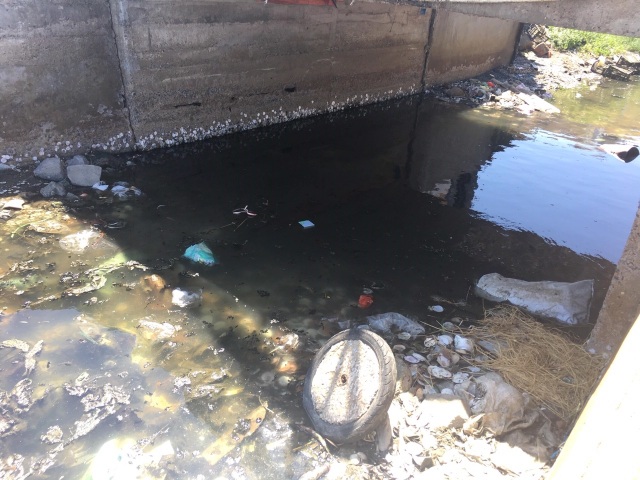Dân khốn khổ khi chung sống với kênh thoát nước đen ngòm, ngập rác thải - 1