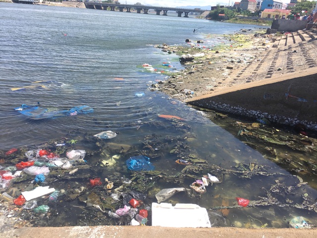 Dân khốn khổ khi chung sống với kênh thoát nước đen ngòm, ngập rác thải - 6
