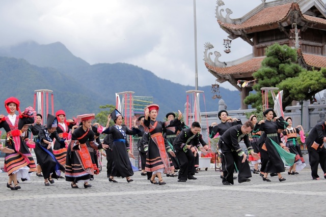 Phù thủy sân khấu Phạm Hoàng Nam tiết lộ về show diễn liêu trai tại Sa Pa - 1 Phù thủy sân khấu Phạm Hoàng Nam tiết lộ về show diễn liêu trai tại Sa Pa - 1