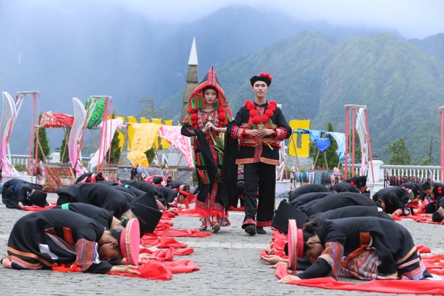 Phù thủy sân khấu Phạm Hoàng Nam tiết lộ về show diễn liêu trai tại Sa Pa - 5 Phù thủy sân khấu Phạm Hoàng Nam tiết lộ về show diễn liêu trai tại Sa Pa - 5