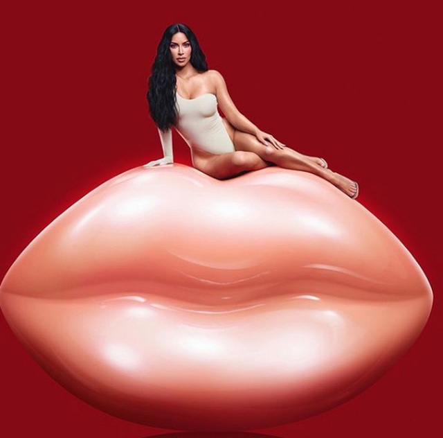 Kylie Jenner đọ dáng với Kim Kardashian - 3 Kylie Jenner đọ dáng với Kim Kardashian - 3