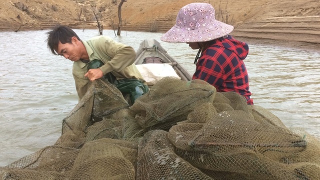 Người dân chật vật mưu sinh giữa lòng hồ thủy điện - 4 Người dân chật vật mưu sinh giữa lòng hồ thủy điện - 4
