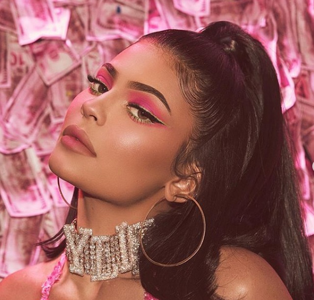 Kylie Jenner khoe tủ giày hàng hiệu - 8 Kylie Jenner khoe tủ giày hàng hiệu - 8