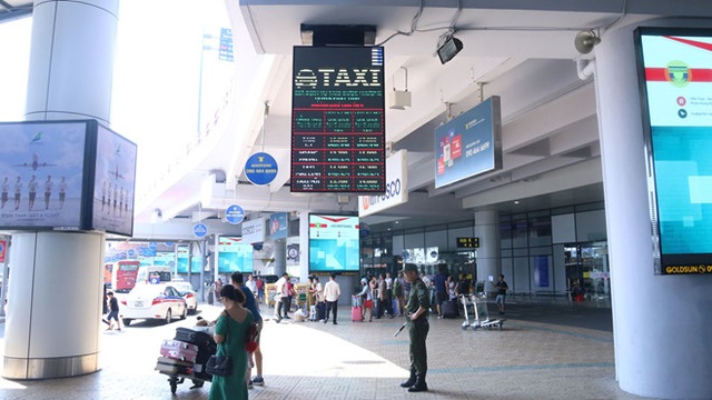 “Cò mồi” nhổ nước bọt vào mặt an ninh hàng không, ăn vạ tại sân bay - 1 “Cò mồi” nhổ nước bọt vào mặt an ninh hàng không, ăn vạ tại sân bay - 1