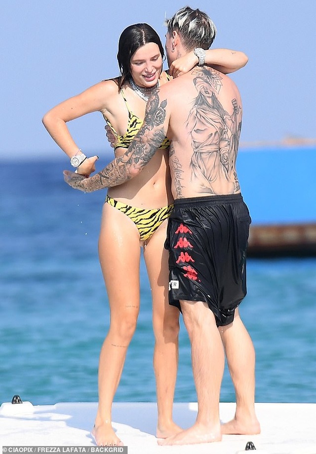 Bella Thorne khoe dáng gợi cảm bên bồ mới - 1 Bella Thorne khoe dáng gợi cảm bên bồ mới - 1