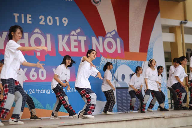 Teen Yên Hoà nhảy cổ động, cháy hết mình chào đón học sinh khối 10 - 7 Teen Yên Hoà nhảy cổ động, cháy hết mình chào đón học sinh khối 10 - 7