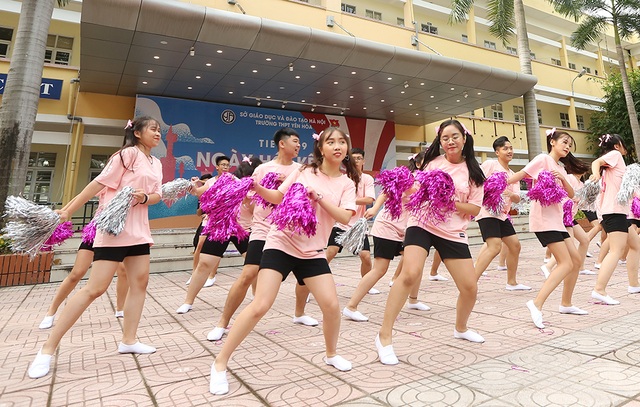 Teen Yên Hoà nhảy cổ động, cháy hết mình chào đón học sinh khối 10 - 4 Teen Yên Hoà nhảy cổ động, cháy hết mình chào đón học sinh khối 10 - 4