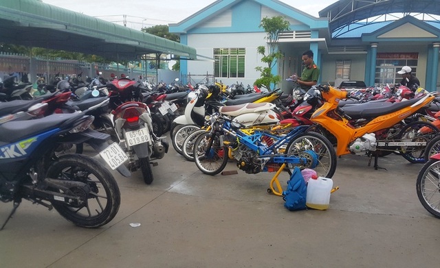 Vây bắt 140 quái xế đua xe trái phép trên quốc lộ 1A - 1 Vây bắt 140 quái xế đua xe trái phép trên quốc lộ 1A - 1
