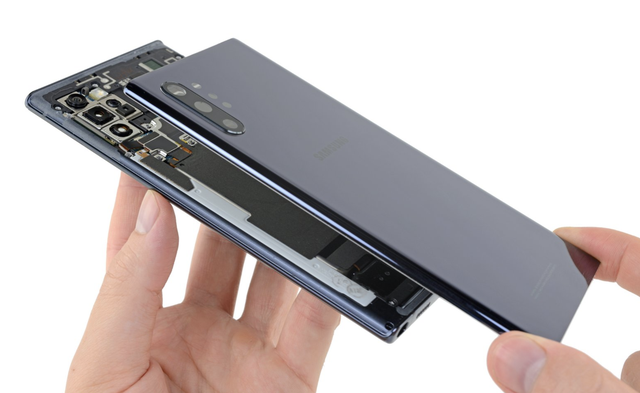 Galaxy Note10+ chơi khó người dùng vì nguy cơ vỡ kính khi tháo mở - 1