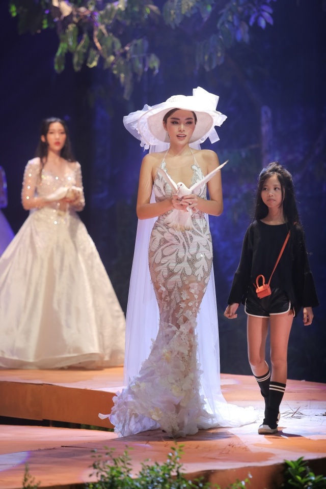 Phạm Quỳnh Anh “muốn đi tìm chú rể” khi ngắm Kỳ Duyên - Minh Triệu mặc váy cô dâu - 3 Phạm Quỳnh Anh “muốn đi tìm chú rể” khi ngắm Kỳ Duyên - Minh Triệu mặc váy cô dâu - 3