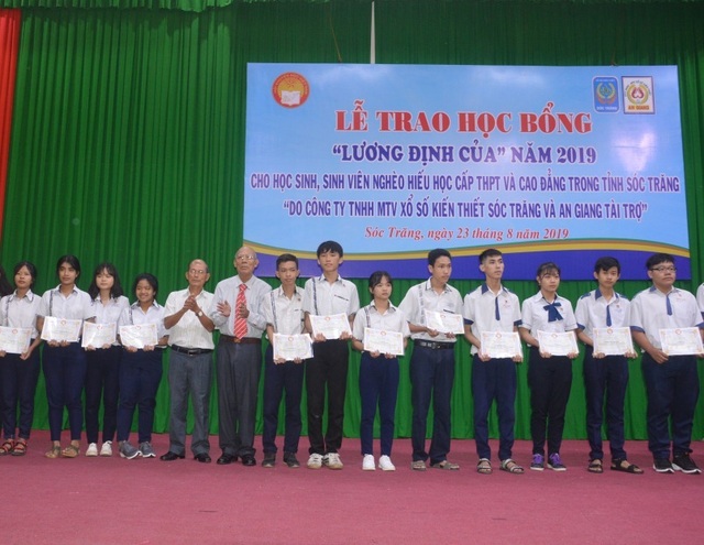 Trao học bổng Lương Định Của cho học sinh, sinh viên nghèo hiếu học - 1 Trao học bổng Lương Định Của cho học sinh, sinh viên nghèo hiếu học - 1