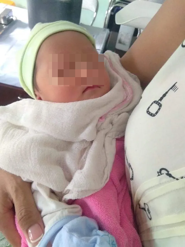 Bé gái sơ sinh bị bỏ rơi ven đường - 1 Bé gái sơ sinh bị bỏ rơi ven đường - 1
