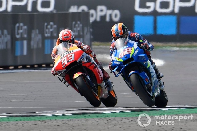 Chặng 12 MotoGP 2019: Rins thắng Marquez đầy cảm xúc ở góc cua cuối cùng - 5