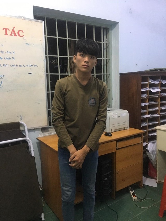Công an hóa trang Grab bắt kẻ hiếp dâm trẻ dưới 13 tuổi - 1 Công an hóa trang Grab bắt kẻ hiếp dâm trẻ dưới 13 tuổi - 1