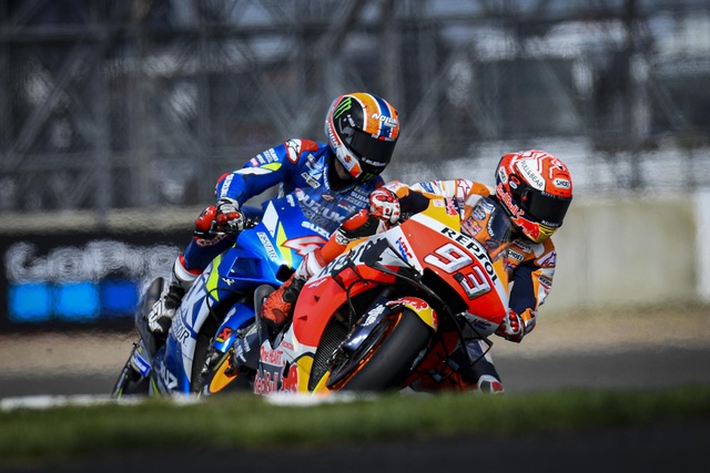 Chặng 12 MotoGP 2019: Rins thắng Marquez đầy cảm xúc ở góc cua cuối cùng - 9