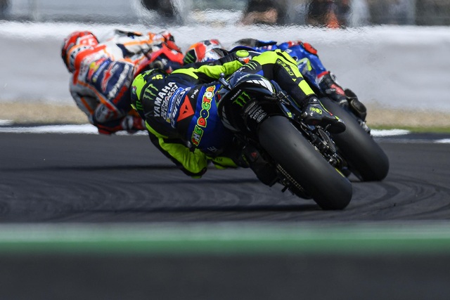 Chặng 12 MotoGP 2019: Rins thắng Marquez đầy cảm xúc ở góc cua cuối cùng - 10