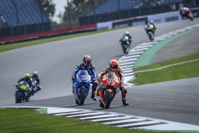 Chặng 12 MotoGP 2019: Rins thắng Marquez đầy cảm xúc ở góc cua cuối cùng - 4