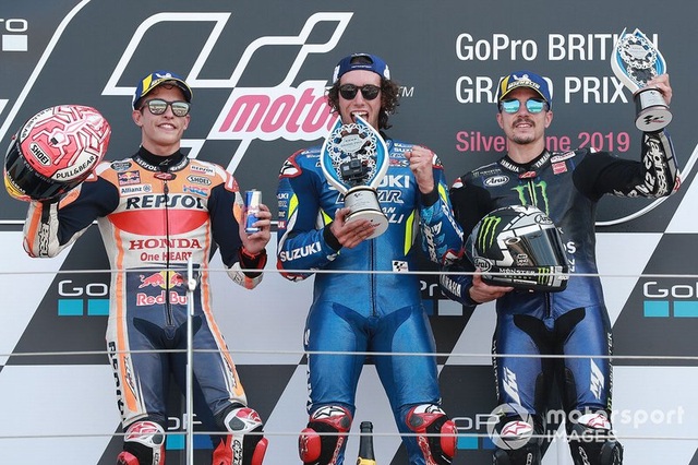 Chặng 12 MotoGP 2019: Rins thắng Marquez đầy cảm xúc ở góc cua cuối cùng - 8