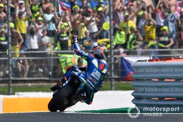 Chặng 12 MotoGP 2019: Rins thắng Marquez đầy cảm xúc ở góc cua cuối cùng - 11