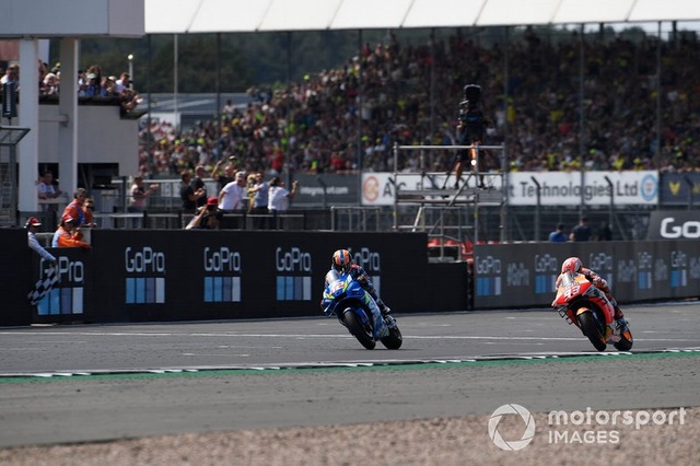 Chặng 12 MotoGP 2019: Rins thắng Marquez đầy cảm xúc ở góc cua cuối cùng - 7