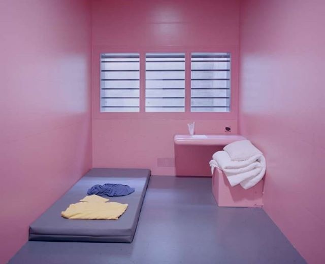 Nhà tù sơn màu hồng giúp tù nhân hạ hỏa, trở nên bớt hung hăng - 2
