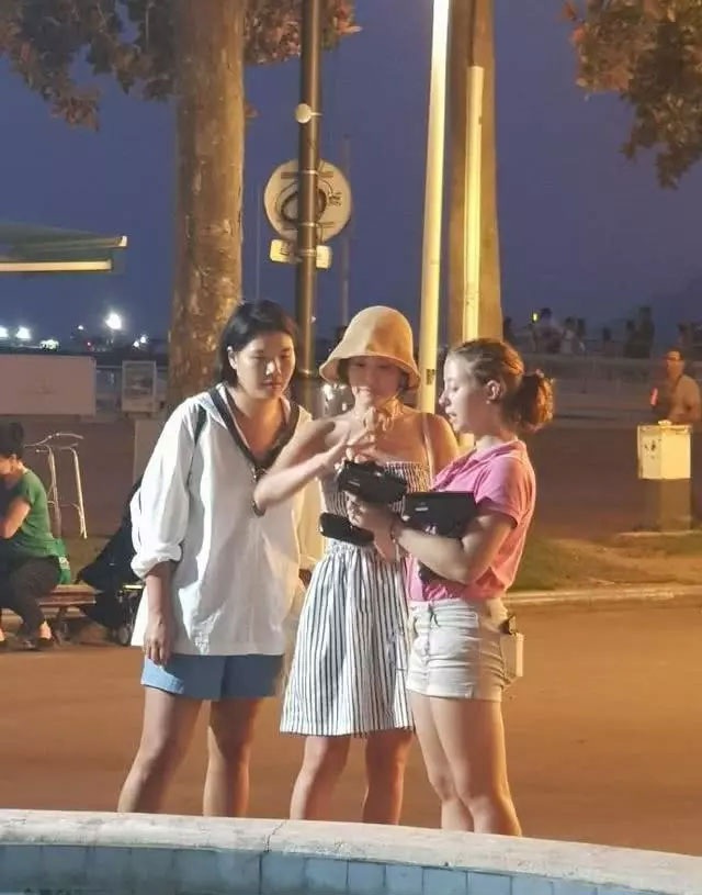 Song Hye Kyo mặt “mộc” đi du lịch cùng bạn tại Pháp - 2 Song Hye Kyo mặt “mộc” đi du lịch cùng bạn tại Pháp - 2