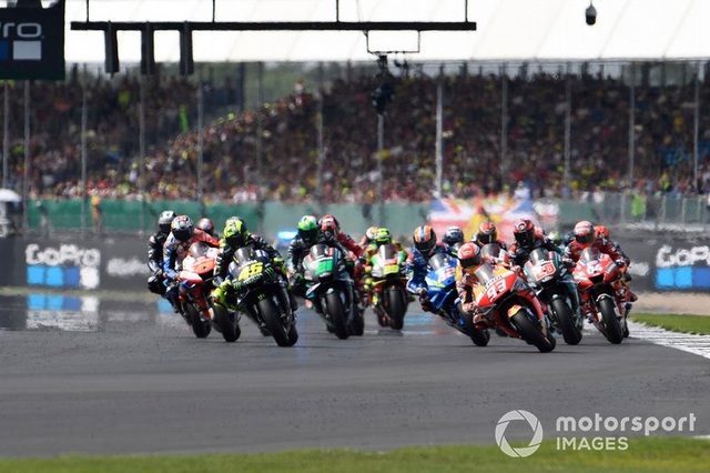 Chặng 12 MotoGP 2019: Rins thắng Marquez đầy cảm xúc ở góc cua cuối cùng - 1