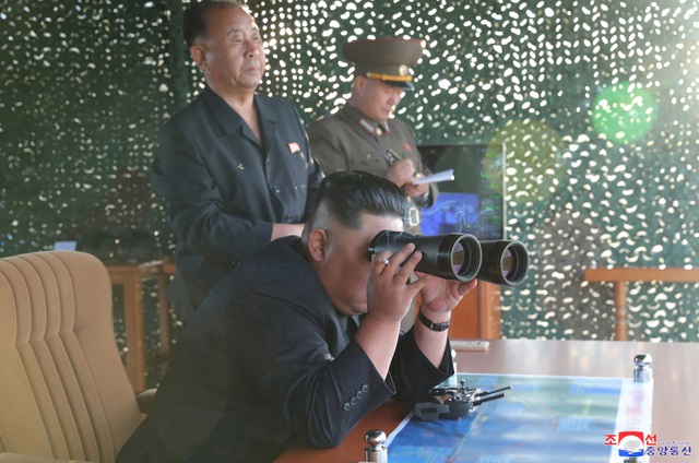 Ông Kim Jong-un tươi cười thị sát vụ thử vũ khí “khủng” của Triều Tiên