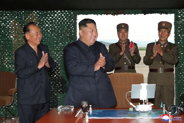 Ông Kim Jong-un tươi cười thị sát vụ thử vũ khí “khủng” của Triều Tiên - Ảnh minh hoạ 4