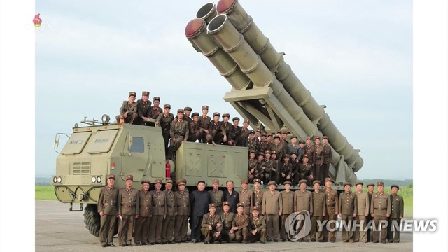 Ông Kim Jong-un tươi cười thị sát vụ thử vũ khí “khủng” của Triều Tiên - Ảnh minh hoạ 7