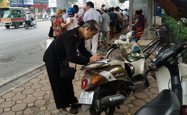 Người cao tuổi Hà Nội mệt mỏi chờ làm thẻ xe buýt miễn phí - 11