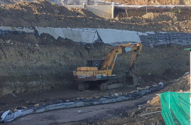 Cận cảnh tháo dỡ bức tường khủng sai phép đe doạ nhà dân ở Nha Trang - 8 Cận cảnh tháo dỡ bức tường khủng sai phép đe doạ nhà dân ở Nha Trang - 8