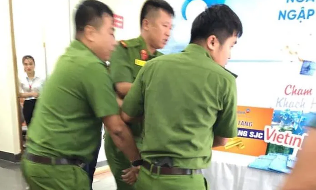  Nam thanh niên cầm kiếm xông vào phòng giao dịch ngân hàng Vietinbank cướp tiền - 1