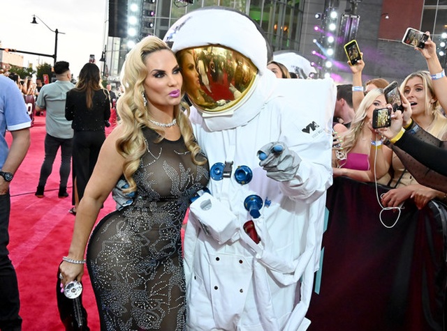 coco-2019-mtv-video-music-awards-red-carpet-rab-6-hl-ndy-ql-1566916441562.jpg