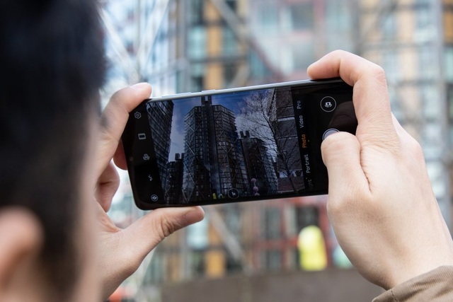 Tính năng ống kính telephoto trên smartphone mang đến cho người dùng sự đa dạng trong việc chụp ảnh. Với khả năng zoom quang học cao, bạn sẽ có những bức ảnh chụp từ khoảng cách xa với chi tiết rõ nét và độ phân giải tuyệt vời. Hãy thử tạo ra những bức ảnh ấn tượng với tính năng này!