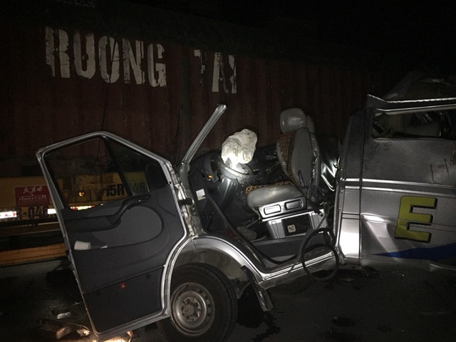 Xe khách húc đuôi xe container trong đêm, 16 người bị thương - 1 Xe khách húc đuôi xe container trong đêm, 16 người bị thương - 1
