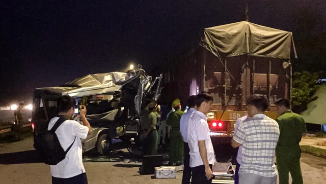 Xe khách húc đuôi xe container trong đêm, 16 người bị thương - 2 Xe khách húc đuôi xe container trong đêm, 16 người bị thương - 2