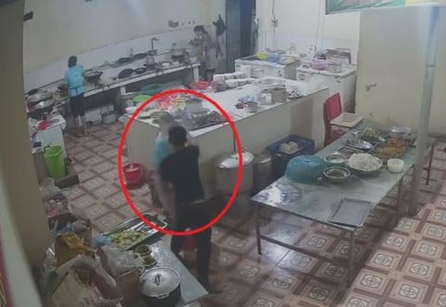 Công an truy tìm đối tượng tạt axít vào mặt nữ phụ bếp - 1 Công an truy tìm đối tượng tạt axít vào mặt nữ phụ bếp - 1