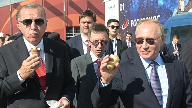 Ông Putin mua kem đãi Tổng thống Thổ Nhĩ Kỳ - 1