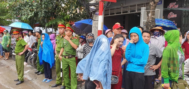 Vụ lãnh đạo doanh nghiệp Đài Loan biến mất: Hàng trăm công nhân đội mưa đòi quyền lợi - 4 Vụ lãnh đạo doanh nghiệp Đài Loan biến mất: Hàng trăm công nhân đội mưa đòi quyền lợi - 4