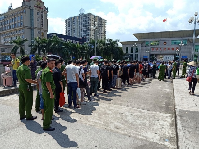 28 đối tượng Trung Quốc bị công an Quảng Ninh bắt vì… lập sàn chứng khoán giả - 1 28 đối tượng Trung Quốc bị công an Quảng Ninh bắt vì… lập sàn chứng khoán giả - 1