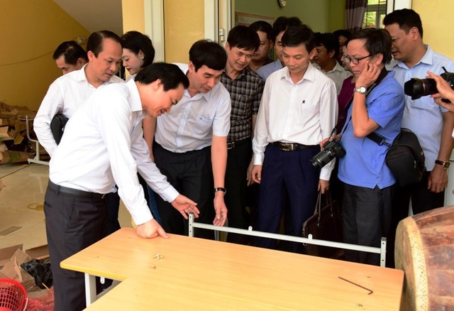 Bộ trưởng Phùng Xuân Nhạ thăm, tặng quà học sinh vùng lũ - 4 Bộ trưởng Phùng Xuân Nhạ thăm, tặng quà học sinh vùng lũ - 4