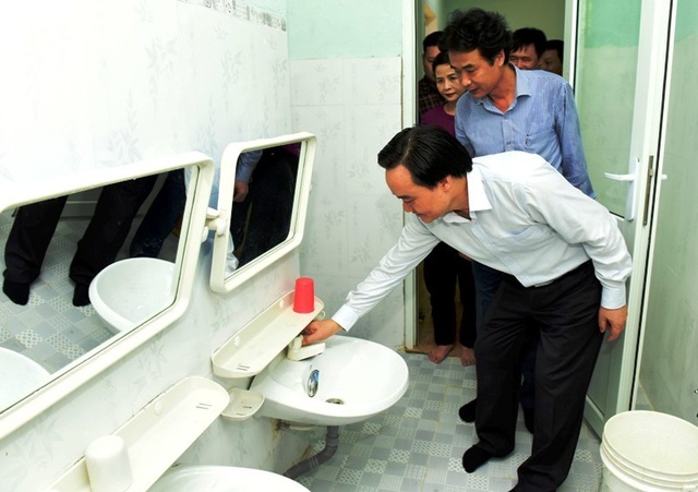 Bộ trưởng Phùng Xuân Nhạ thăm, tặng quà học sinh vùng lũ - 5 Bộ trưởng Phùng Xuân Nhạ thăm, tặng quà học sinh vùng lũ - 5