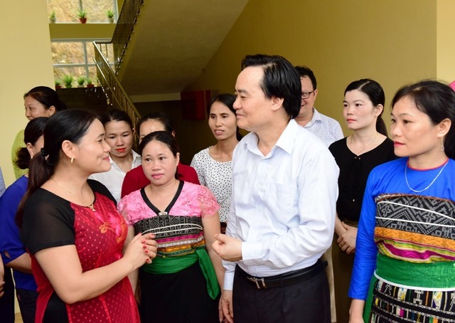 Bộ trưởng Phùng Xuân Nhạ thăm, tặng quà học sinh vùng lũ - 1 Bộ trưởng Phùng Xuân Nhạ thăm, tặng quà học sinh vùng lũ - 1