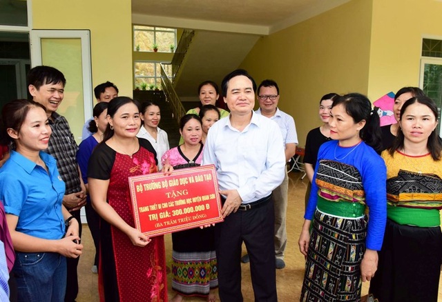 Bộ trưởng Phùng Xuân Nhạ thăm, tặng quà học sinh vùng lũ - 6 Bộ trưởng Phùng Xuân Nhạ thăm, tặng quà học sinh vùng lũ - 6
