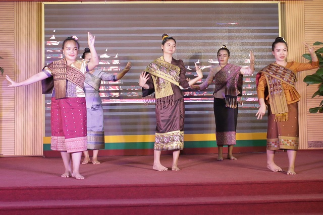 “Bữa tiệc văn hóa” từ Á sang Âu chào đón tân sinh viên Học viện Nông nghiệp - 9