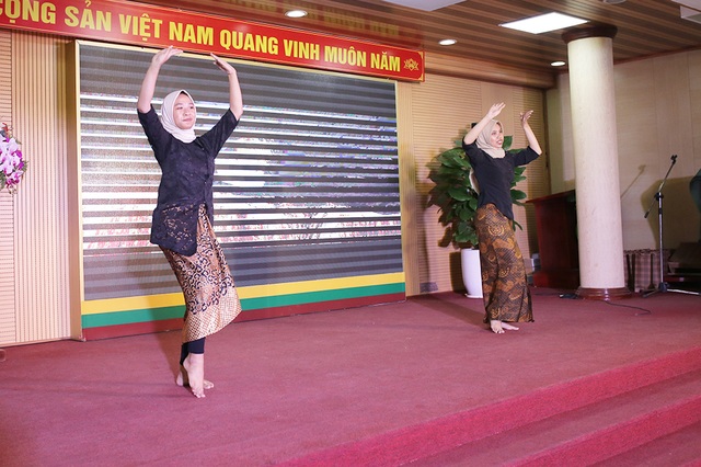 “Bữa tiệc văn hóa” từ Á sang Âu chào đón tân sinh viên Học viện Nông nghiệp - 4