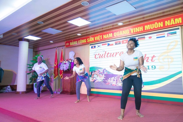 “Bữa tiệc văn hóa” từ Á sang Âu chào đón tân sinh viên Học viện Nông nghiệp - 7