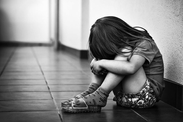 Thuê về làm công rồi hiếp dâm luôn con gái của chủ - 1 Thuê về làm công rồi hiếp dâm luôn con gái của chủ - 1